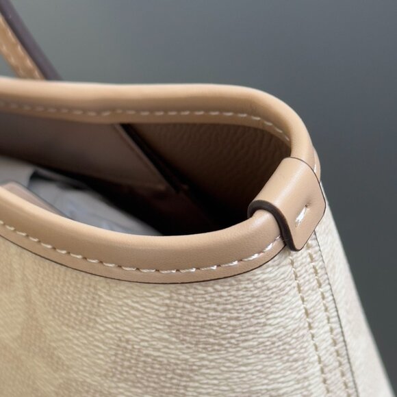 Coach City Tote Size 22*11*20 cm, 30cm opening - Picture 6 of 8